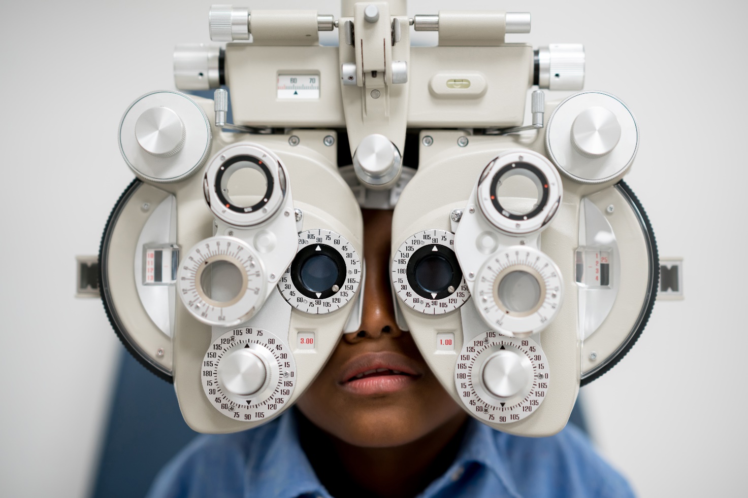 A kid using an ophthalmoscope